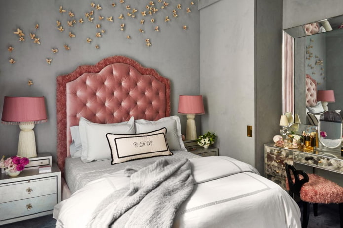 pilkai rožinis miegamojo interjeras