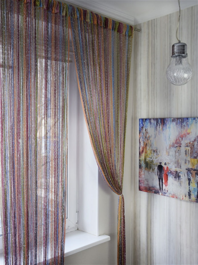 diseño de cortinas de hilo en el interior de la cocina.