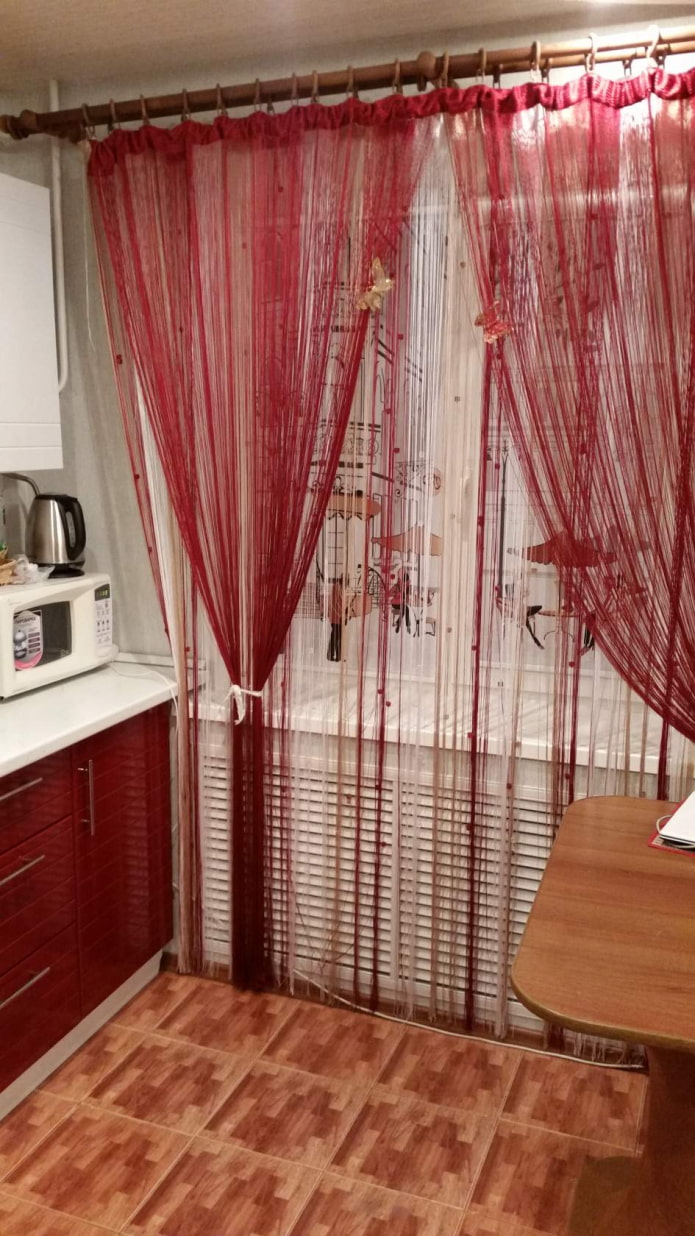 gardiner-tråder i det indre av kjøkkenet