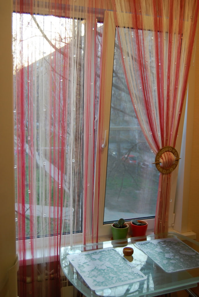 hilos de cortinas en el interior de la cocina