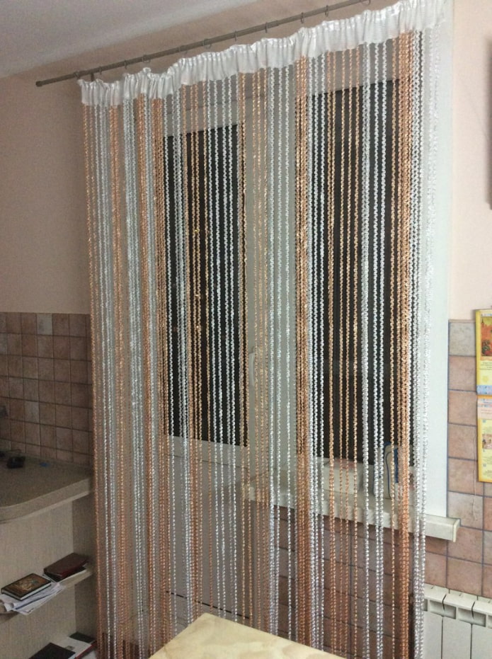 diseño de cortinas de hilo en el interior de la cocina.
