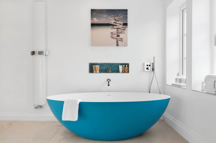 baignoire en acrylique à l'intérieur de la salle de bain