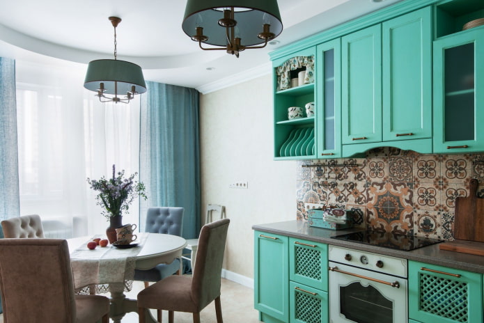 Möbel und Geräte in der türkisfarbenen Küche