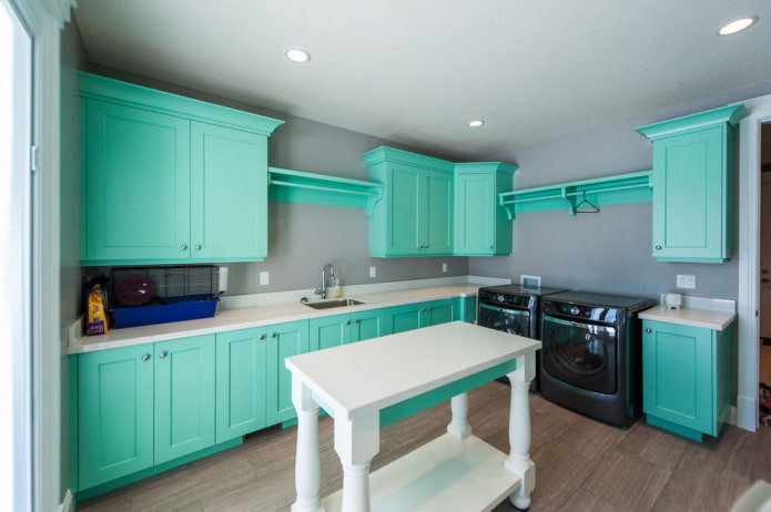 การออกแบบห้องครัวในสีเทาสีเขียวขุ่น