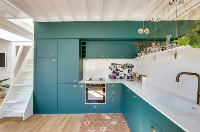 delantal en el interior de una cocina de color turquesa