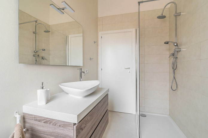 kylpyhuoneen minimalistinen värimaailma
