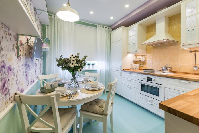 10 m² große Küche im Provence-Stil