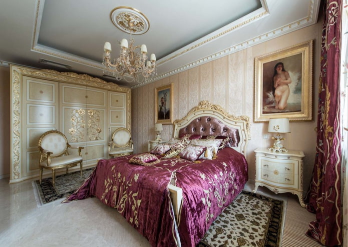 Muebles y accesorios en el dormitorio en un estilo clásico.