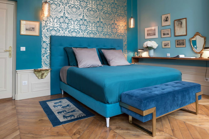 Tekstil ve dekor turkuaz yatak odasında