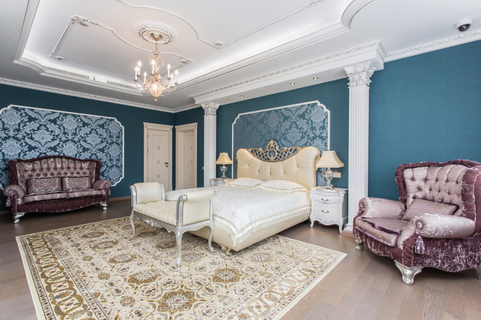 klasická tyrkysová ložnice