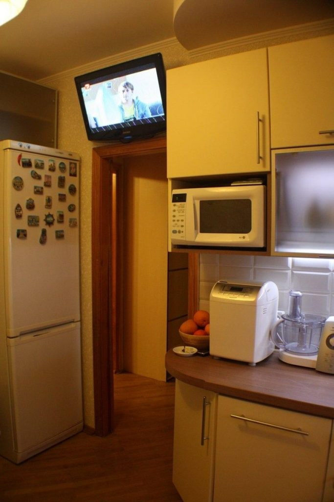 Televizor peste ușă în bucătărie