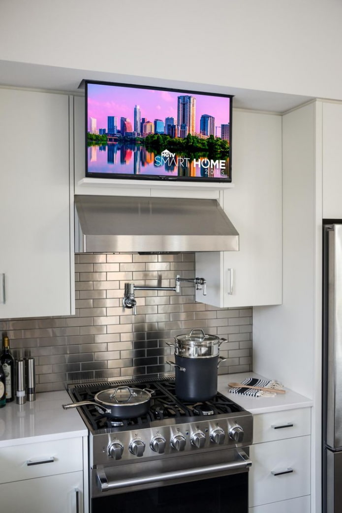 TV por cima da capa na cozinha