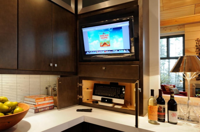 Televizorius su laisvų rankų įranga virtuvėje
