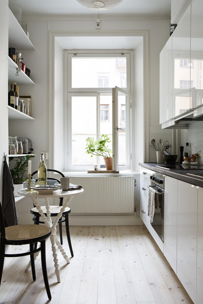 dapur sempit dengan rak