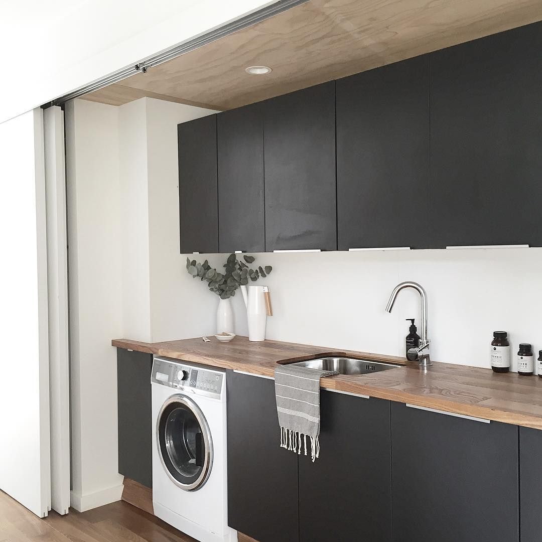 schwarze Küche mit weißer Waschmaschine