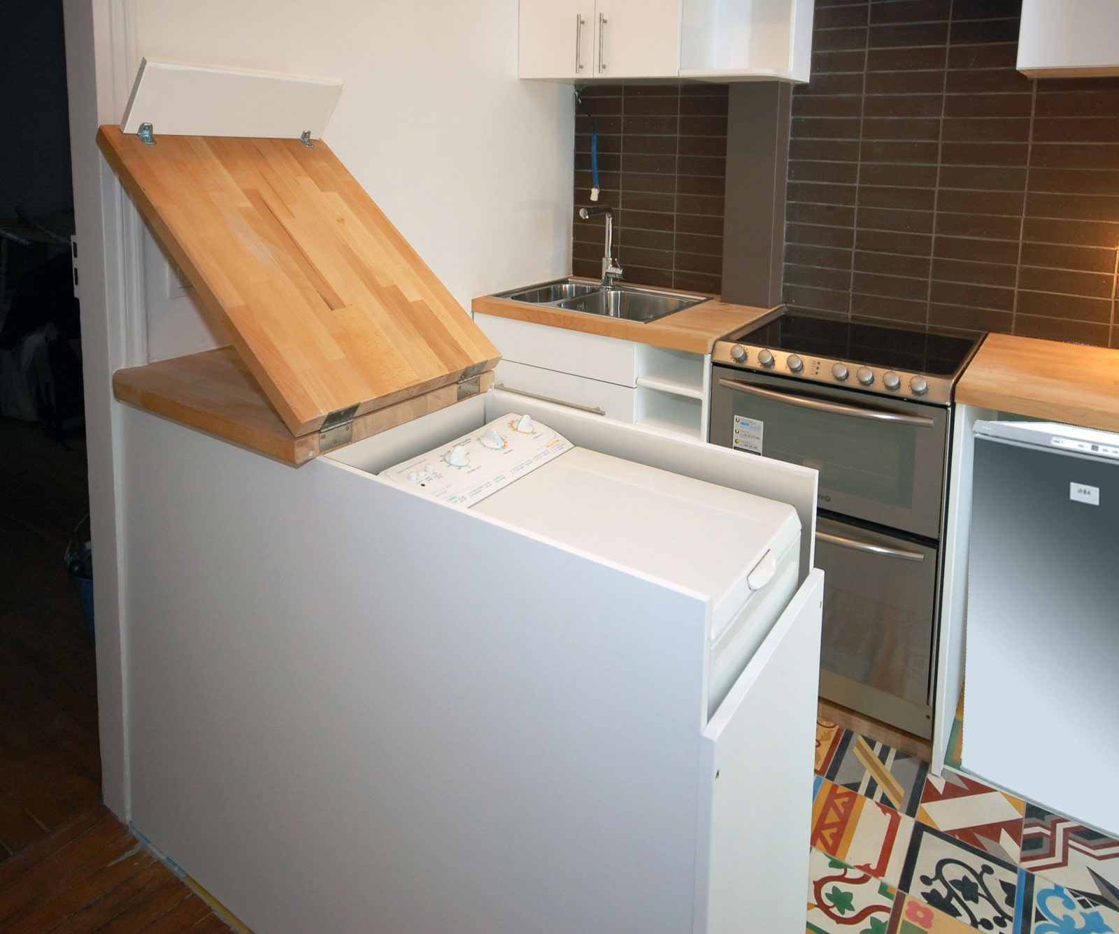 машина за горно зареждане в кухнята