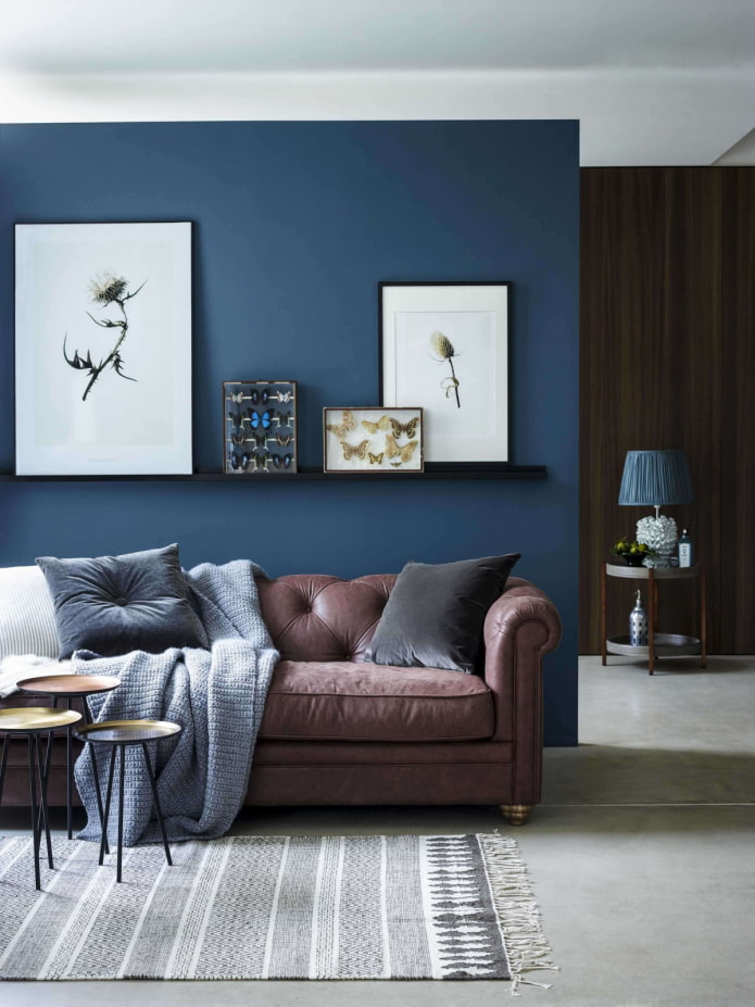 blå vägg bakom soffan