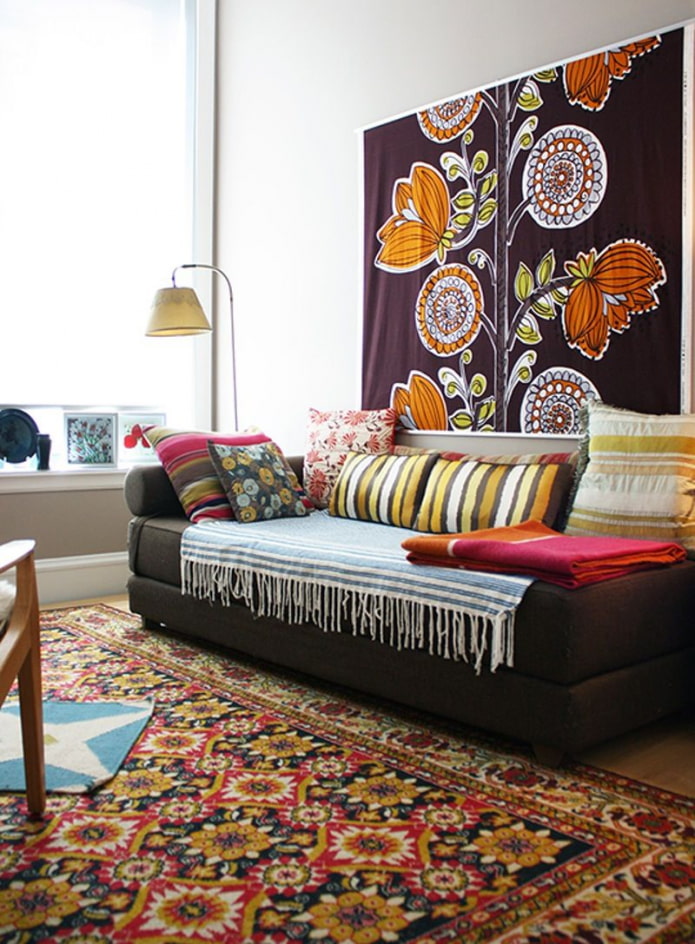 tapiz moderno sobre el sofá