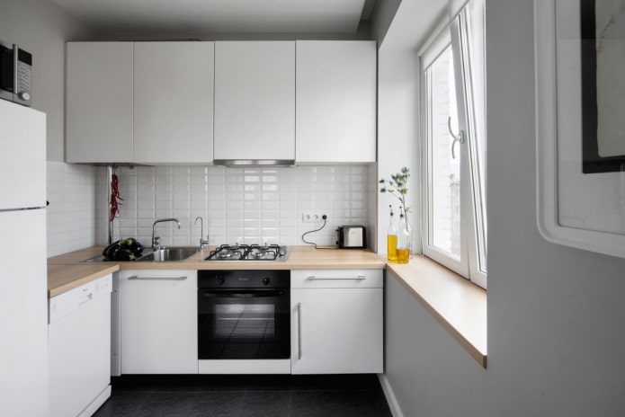 balta vienkrāsaina virtuve