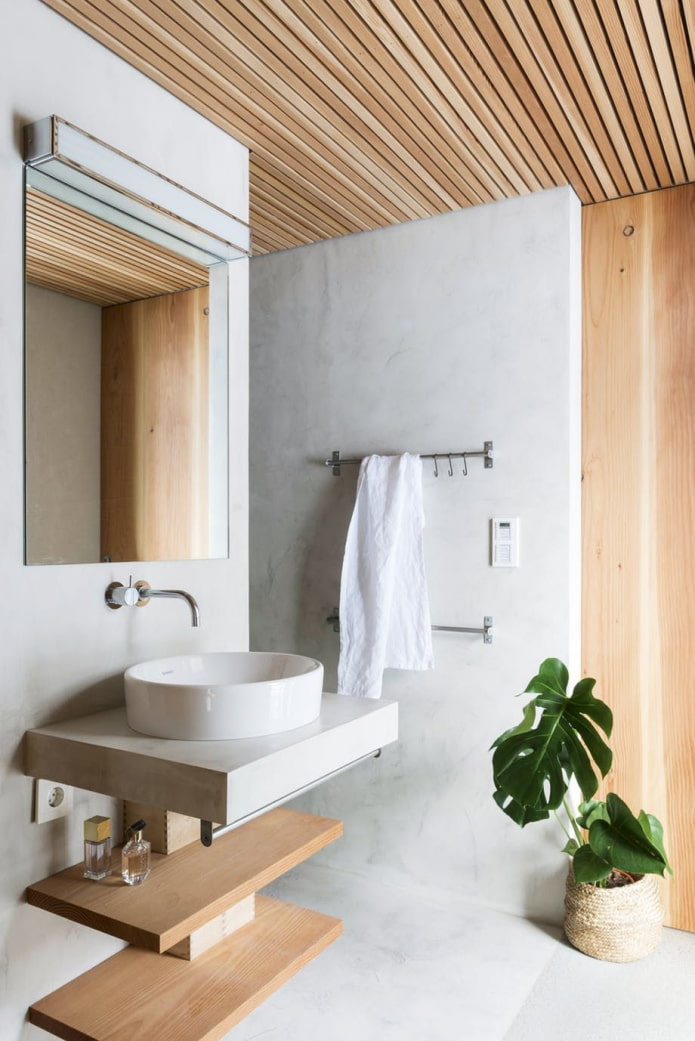 betonas ir mediena vonios kambaryje