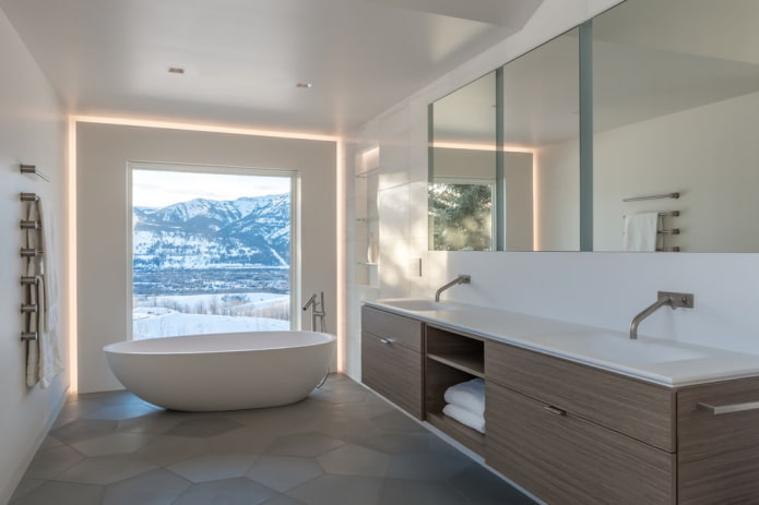 stilfuldt badeværelse med panoramavindue