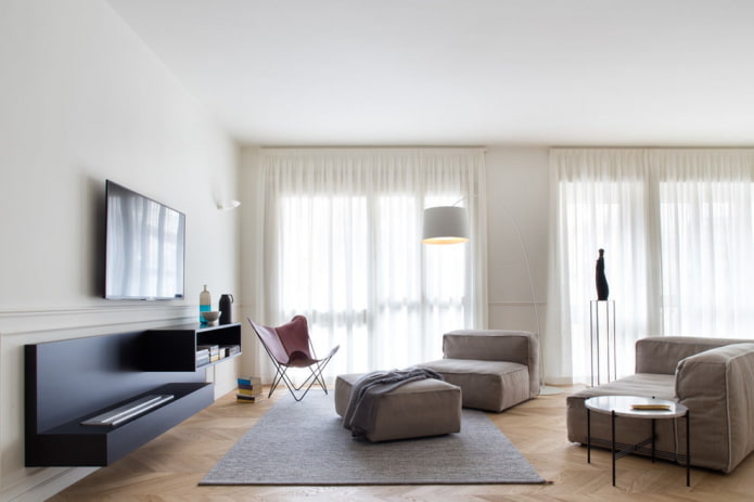 šedý koberec v obývacím pokoji