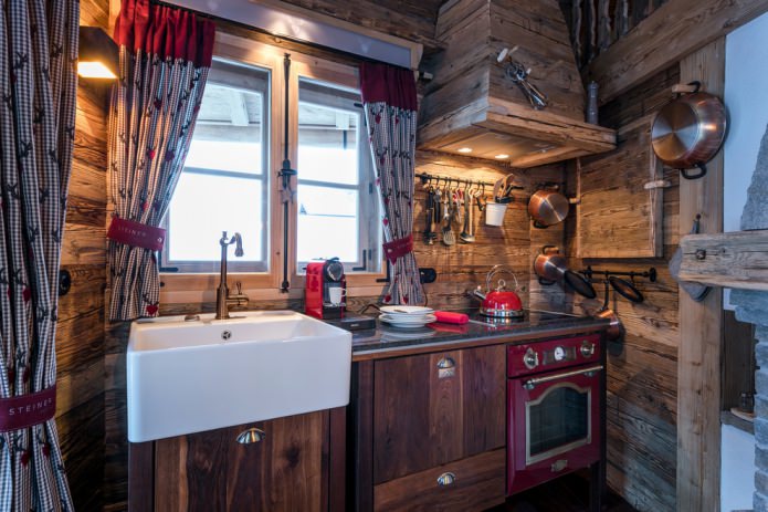 interior de bucătărie compactă din lemn