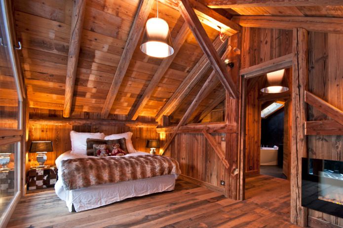 camera da letto con soffitto in legno