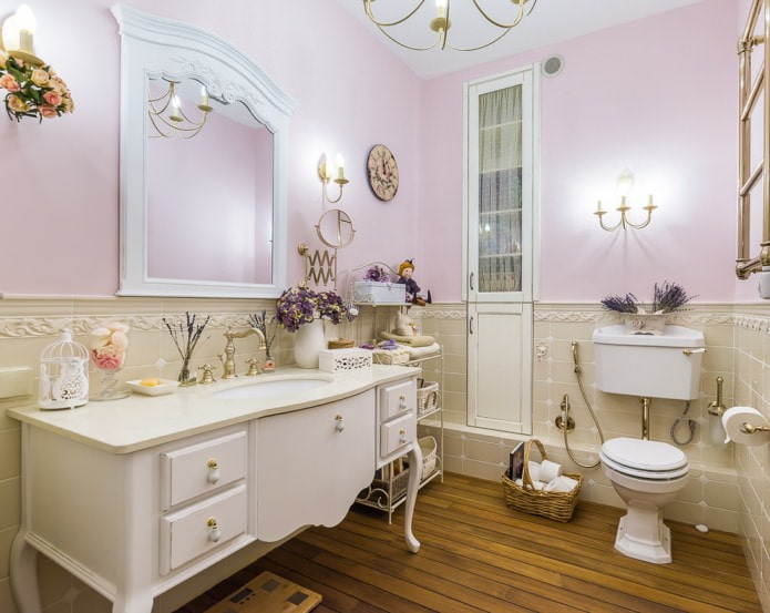 lyserødt og beige badeværelse