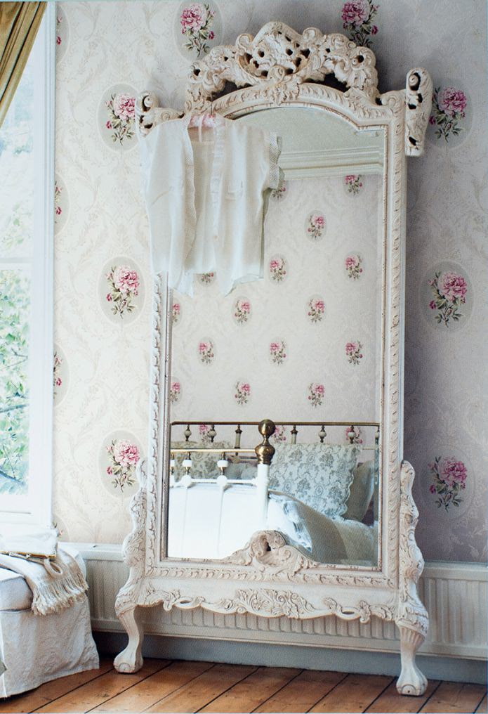 specchio con cornice in legno