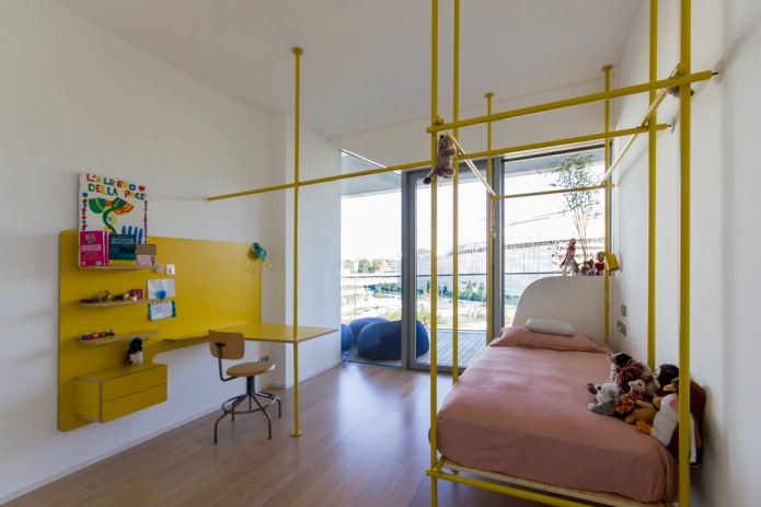 жълти тръби в дизайна на детската стая