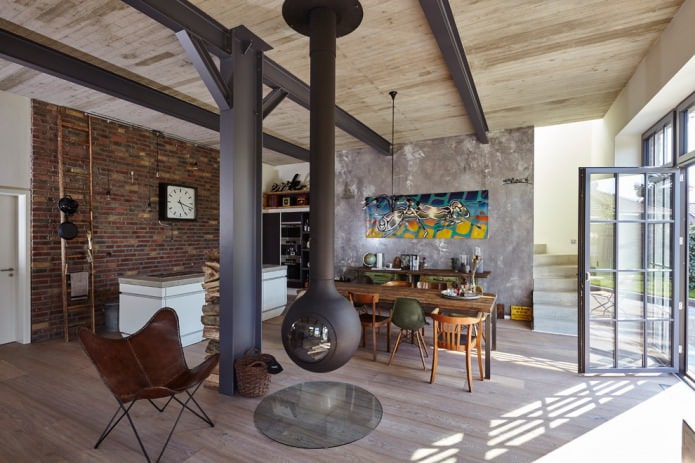 Salón interior en una casa de campo con chimenea