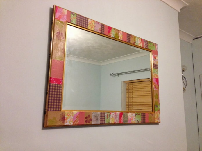 miroir avec cadre en papier peint