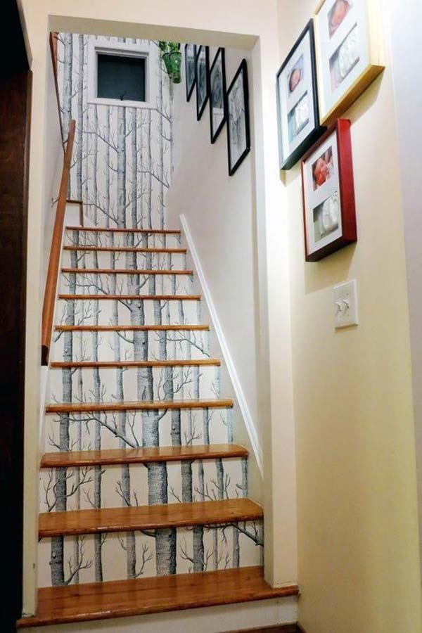 escalones de la escalera, pegados con papel tapiz con la imagen de un árbol