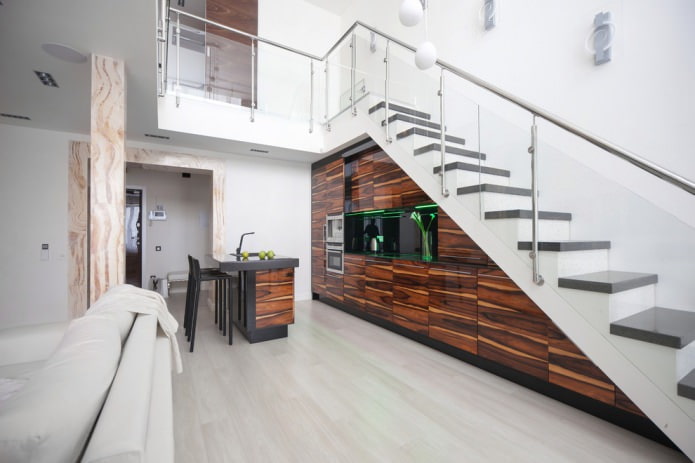 merdiven boşluğuna entegre modern mutfak
