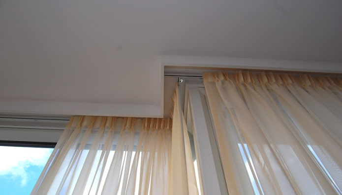fixation des rideaux au plafond