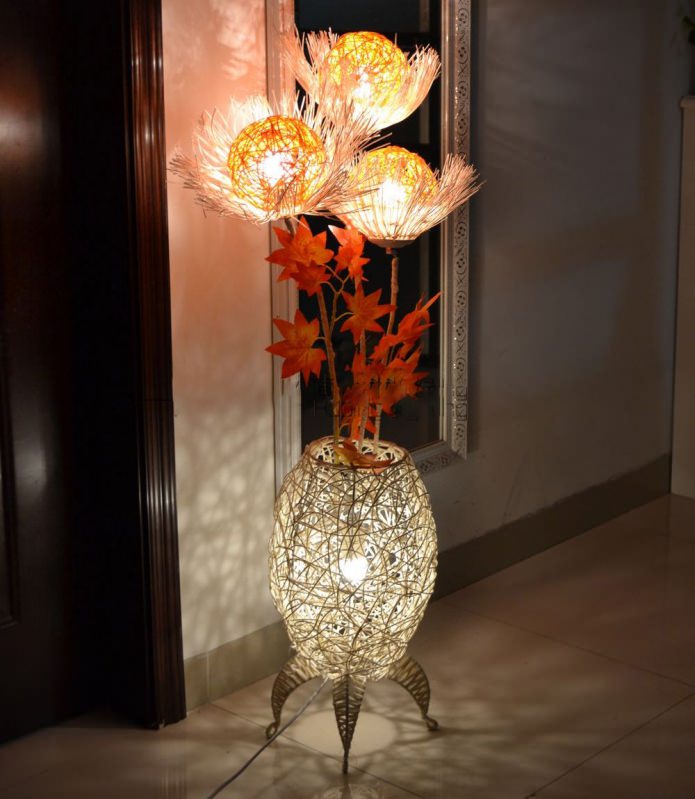 Lampadaire vase avec fleurs