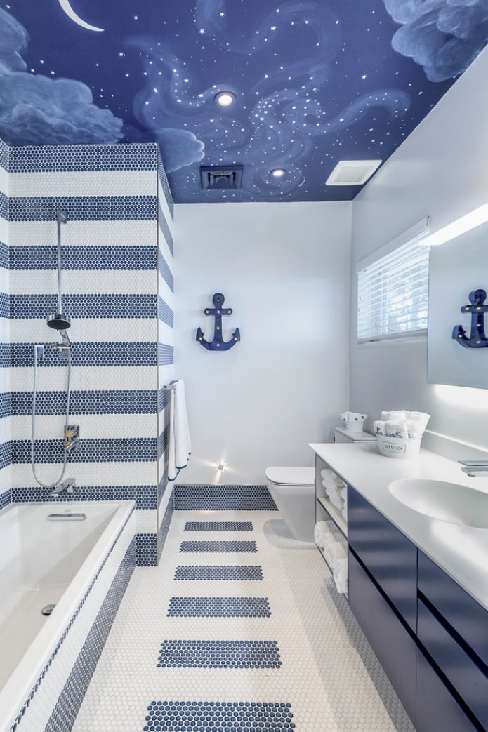 hvidt og blåt badeværelse med strækningsloft