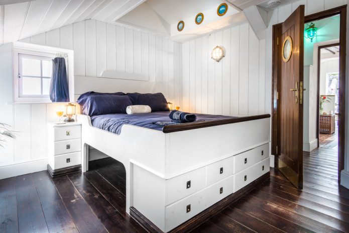 łóżko w stylu morskim