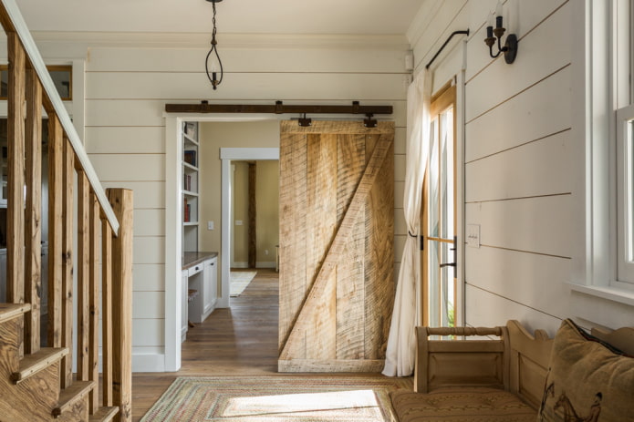 dřevěné dveře ve venkovském stylu