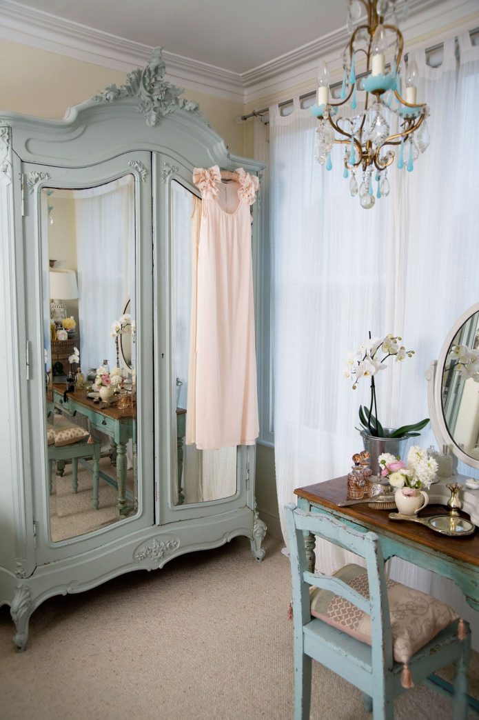 garderobă vintage oglindită