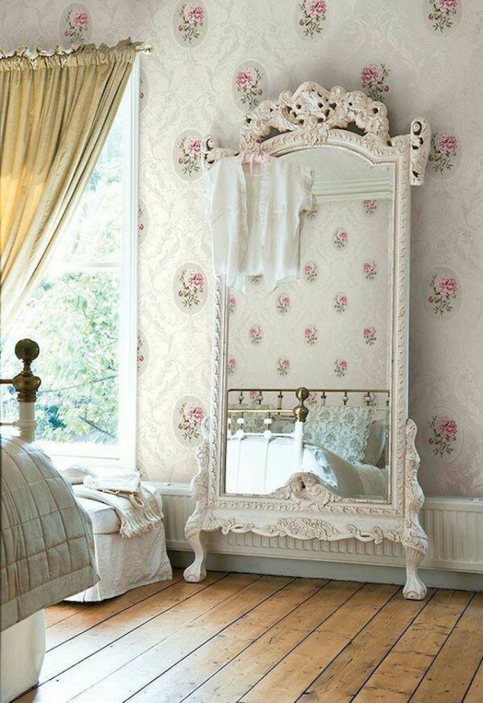 papel tapiz en flor, un espejo en un hermoso marco
