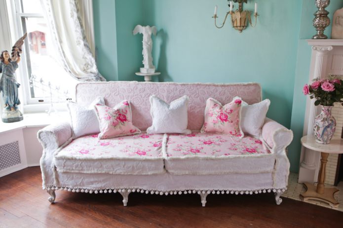 ružičasta sofa