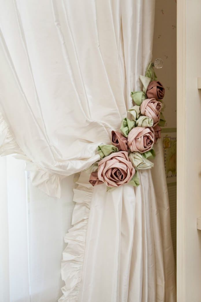 pendentif avec des rideaux avec des roses