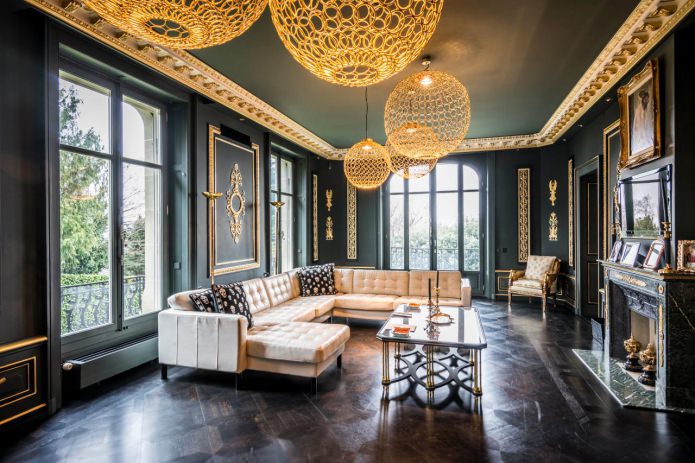 Wohnzimmer im klassischen Stil mit schwarz-goldenen Verzierungen