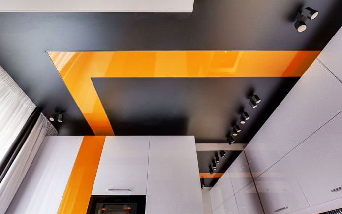 Plafond noir et orange
