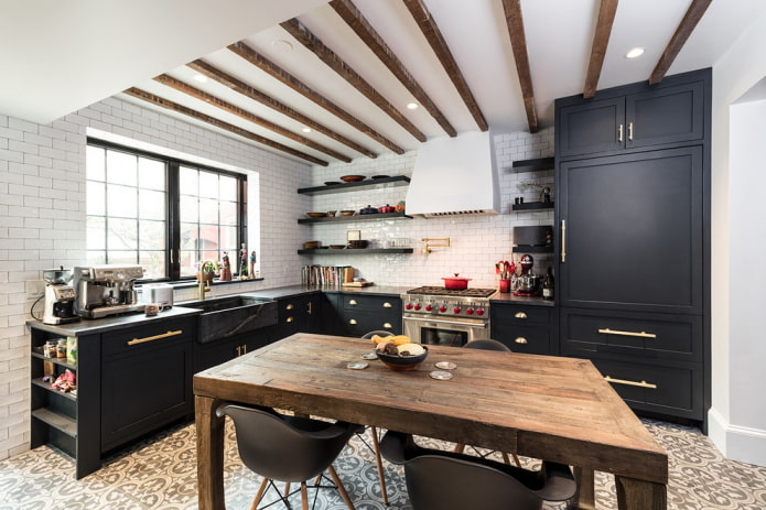interior da cozinha com conjunto preto