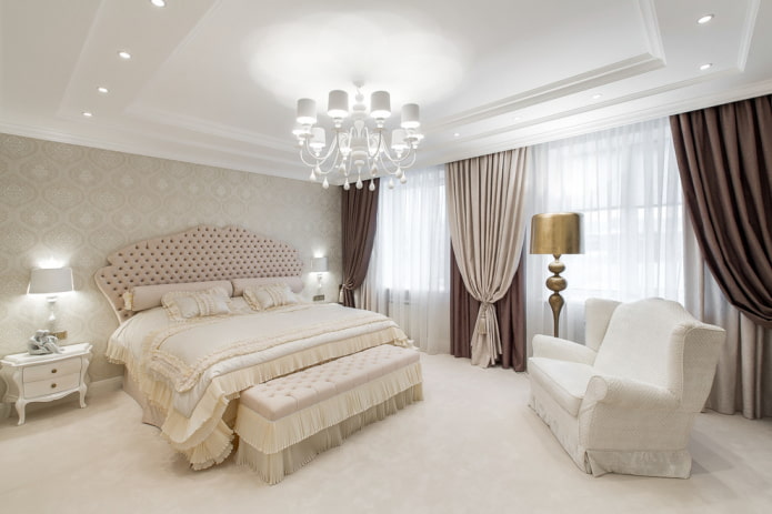 klasikinis miegamasis su baltu kilimu