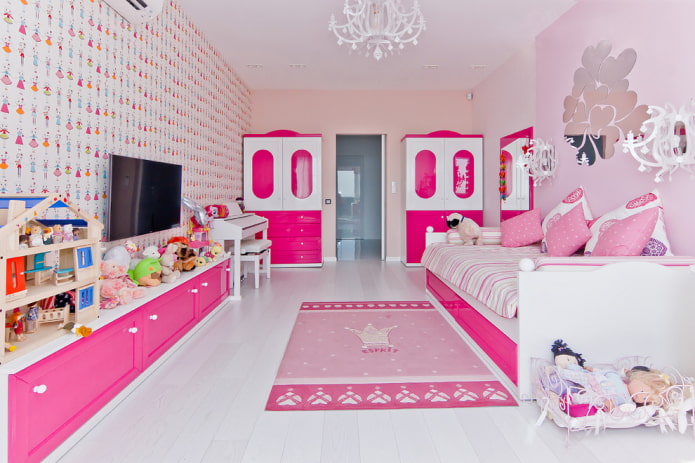 alfombra rosa en pisos blancos