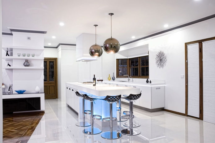 baltos grindys virtuvėje